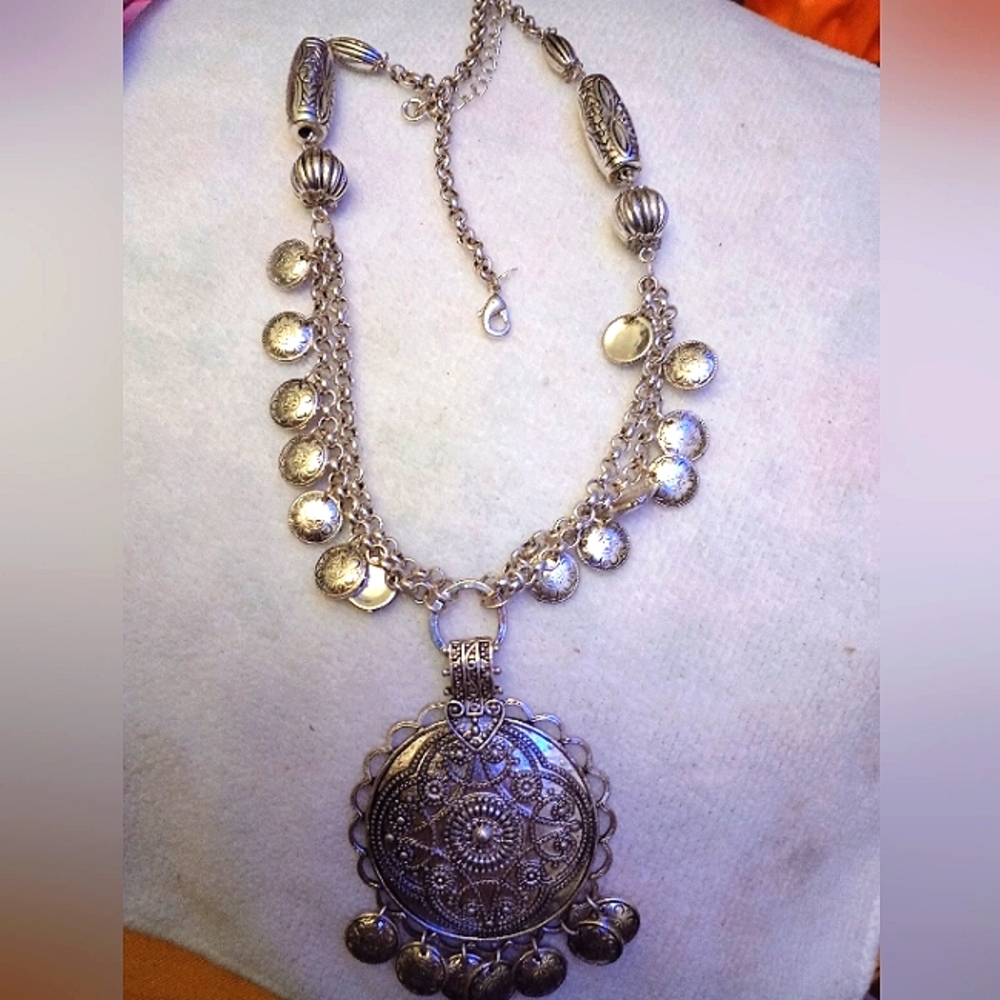 Avon Silver Tone Necklace